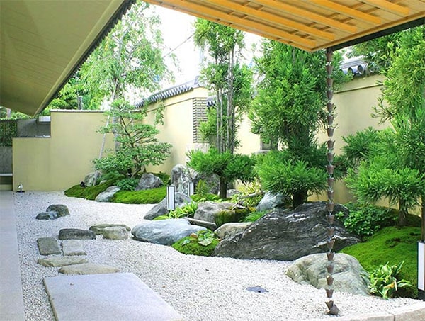 sân vườn với phong cách thiết kế đơn giản